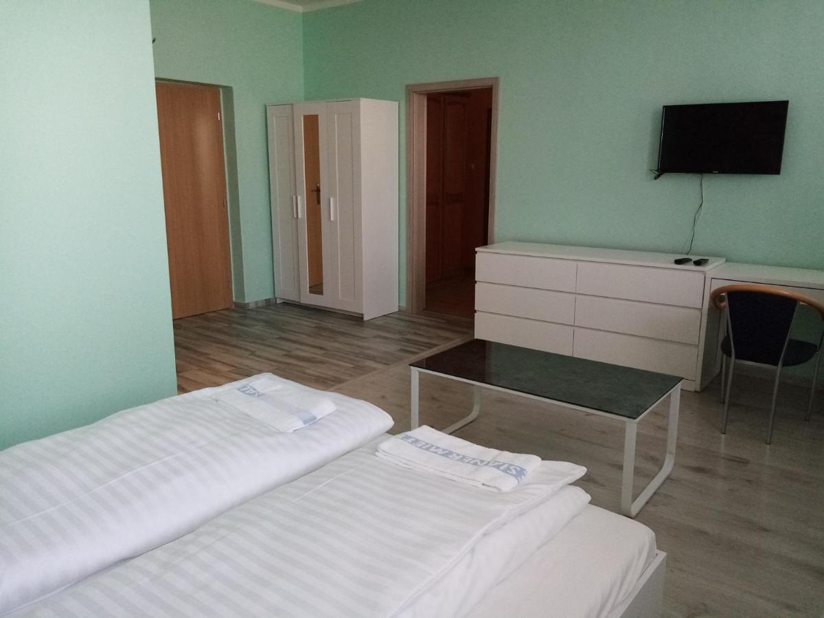 Hotel Hubert Нове-Замки Екстер'єр фото