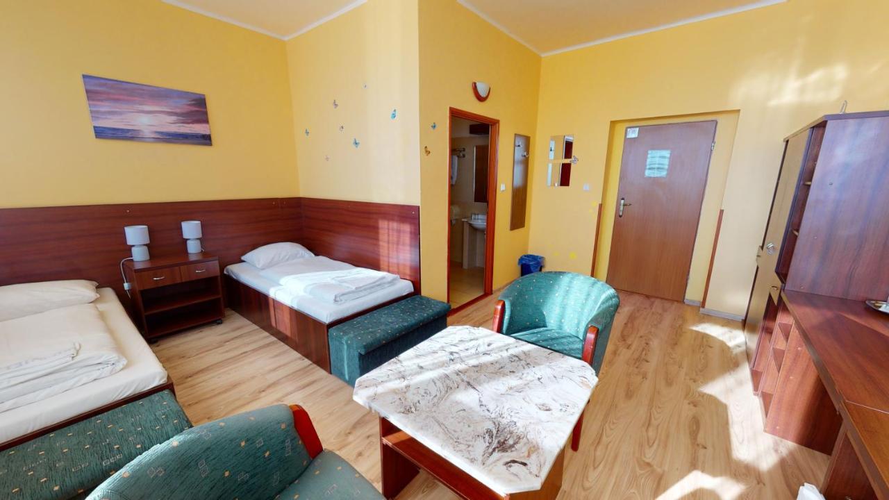 Hotel Hubert Нове-Замки Екстер'єр фото