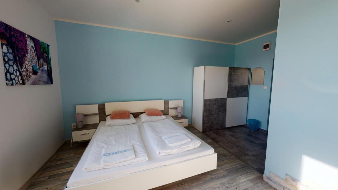 Hotel Hubert Нове-Замки Екстер'єр фото