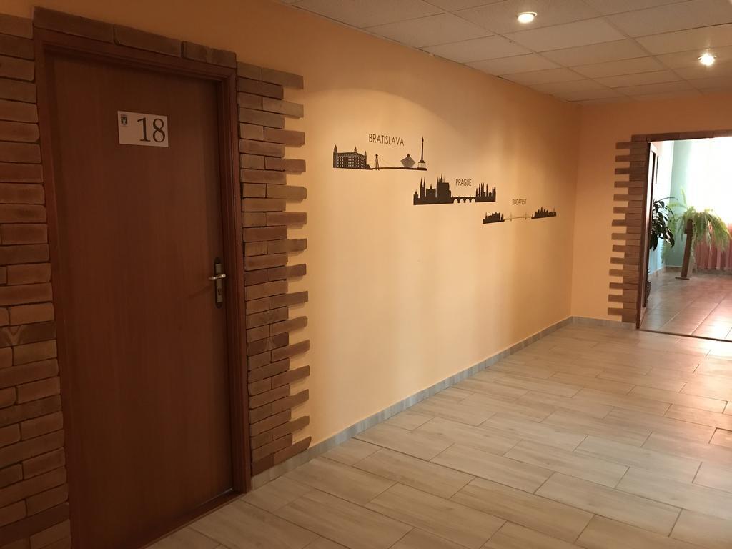Hotel Hubert Нове-Замки Екстер'єр фото
