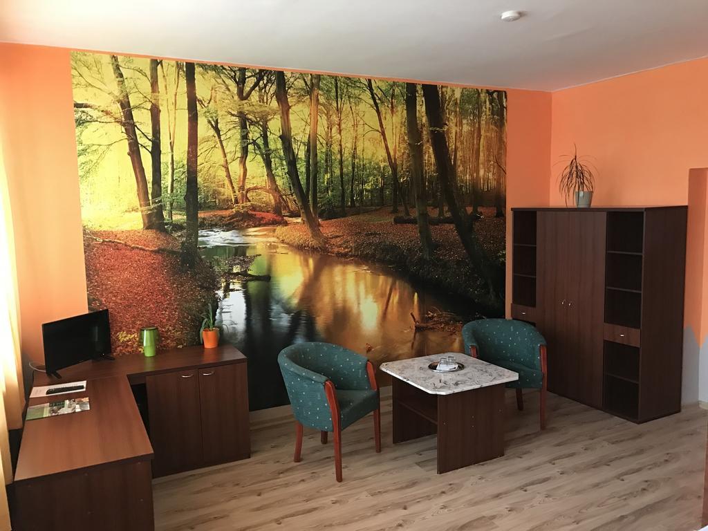 Hotel Hubert Нове-Замки Екстер'єр фото