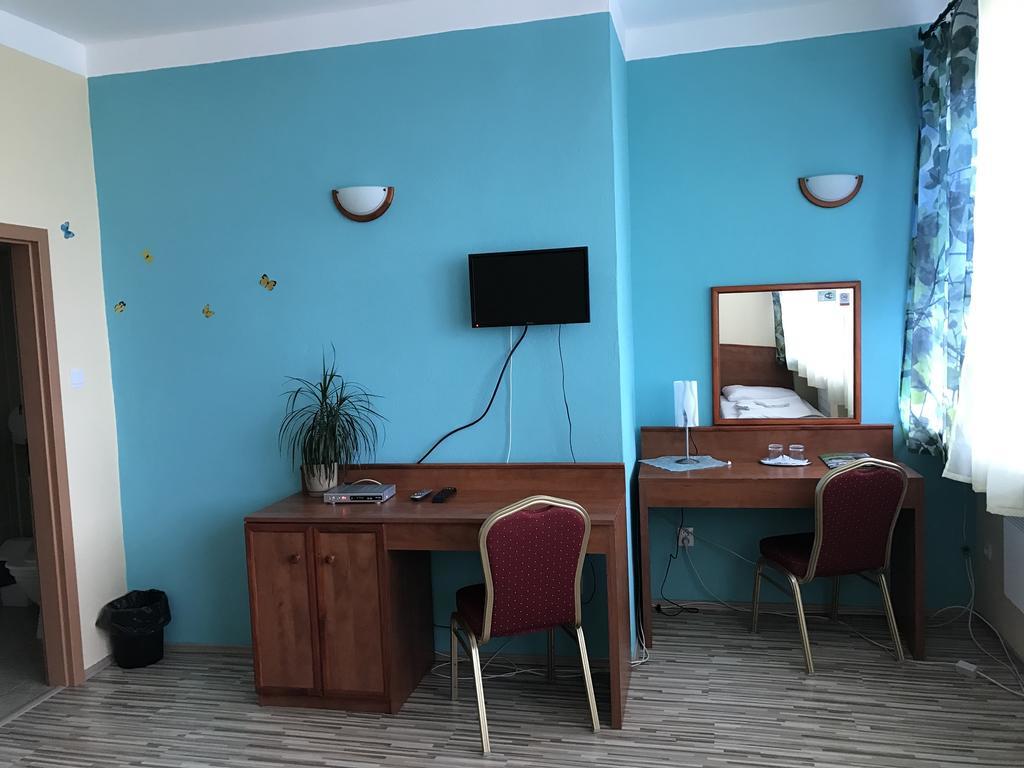 Hotel Hubert Нове-Замки Екстер'єр фото
