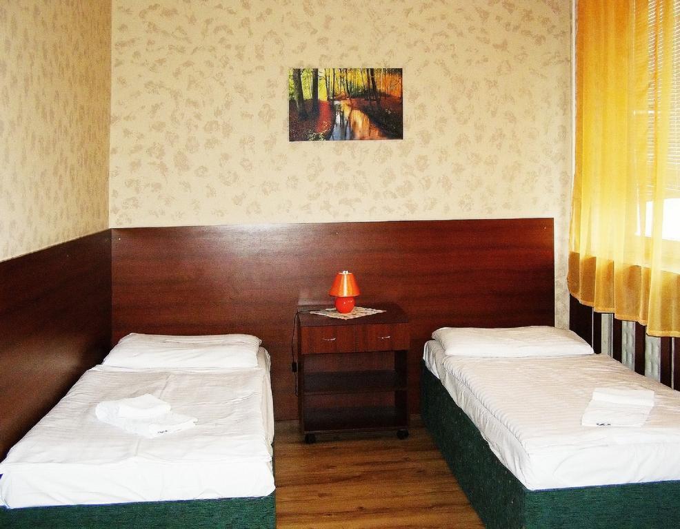 Hotel Hubert Нове-Замки Екстер'єр фото